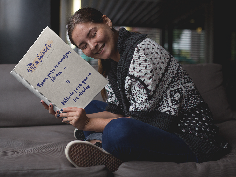 young-woman-sitting-with-a-hardcover-book-mockup-12029 pequeña