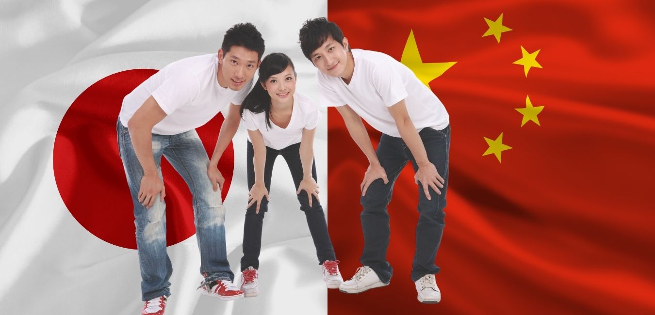 chicos orientales con banderas